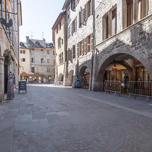 https://apartment-in-the-heart-of-the-old-town-of-annecy-and.hotels-rhonealpes.com